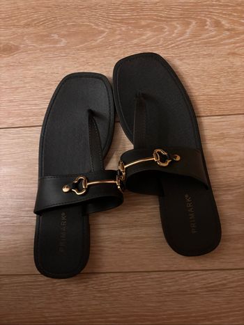 Claquettes noirs et dorés