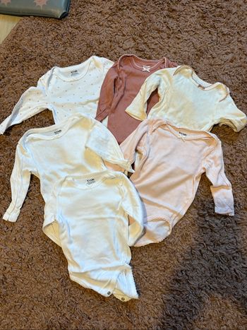 Lot bodys bébé fille 9 mois