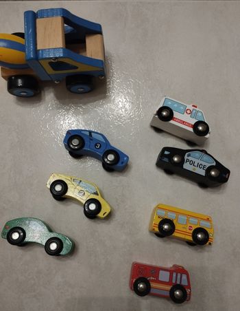 Lot petites voitures en bois