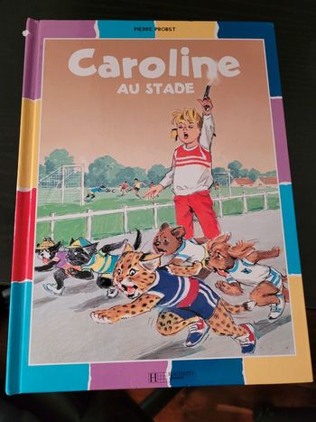 Livre rare Caroline au Stade Pierre Probst Hachette Jeunesse Album collection multicolore