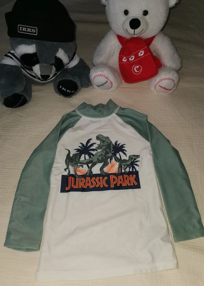 Tee-shirt anti-uv jurassic Park neuf Taille 5 ans