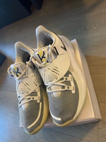 Basket  adidas Kyrie taille 41  très bon état