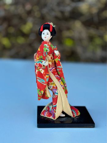 Poupée japonaise sur socle