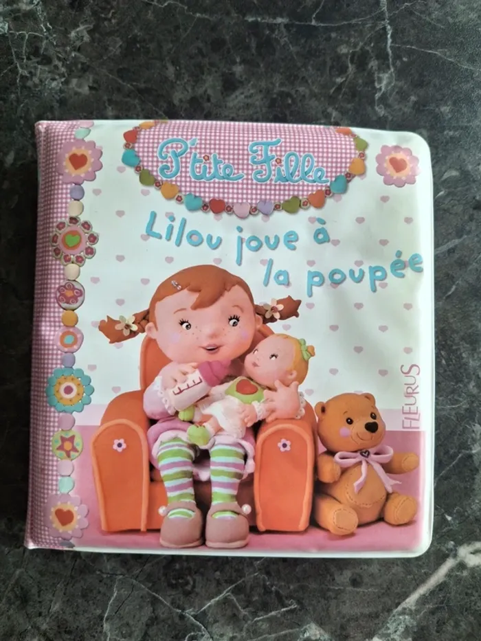 Livre Lilou joue a la poupée