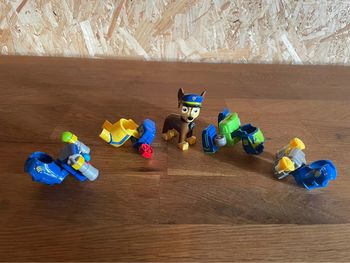 Figurine Chase Action Pack avec 4 uniformes à clipser de la Pat Patrouille