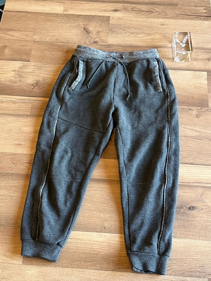 Je vend un pantalon garçon taille 8 ans très bon état