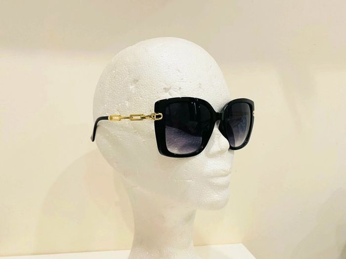 Lunette de soleil femme noire rectangulaire bras en chaîne dorée UV protection catégorie 3 - photo numéro 11