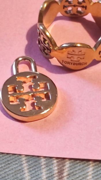 Bague et petit pendentif plaqués or. Bague 54 /17,3 environ. Neufs. Tory Burch.