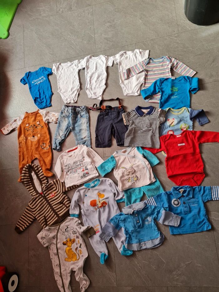 Lot taille 6 mois en bon état