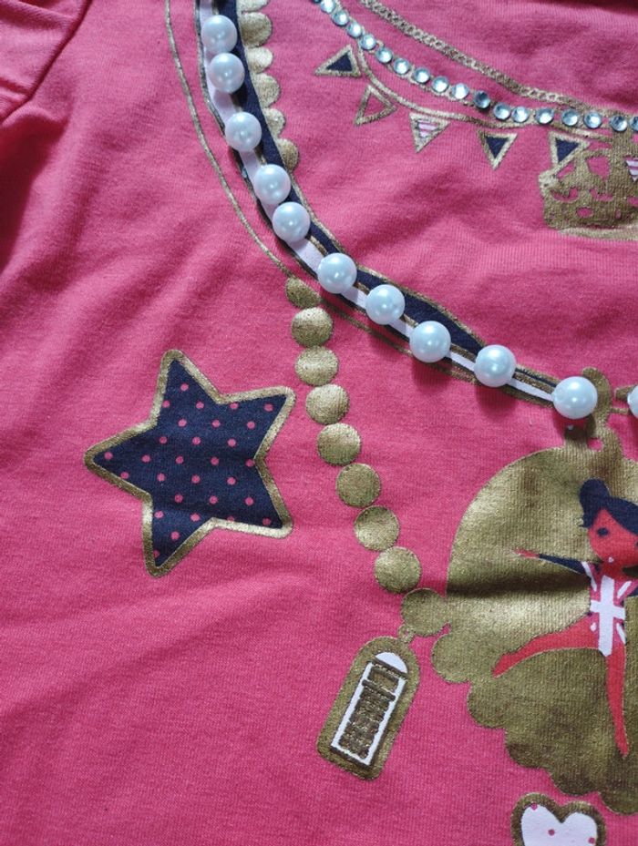 T-shirt girly neuf effet collier effet 3D avec perles , noeud 🎀, pendentif doré danseuse 2 ans - photo numéro 4