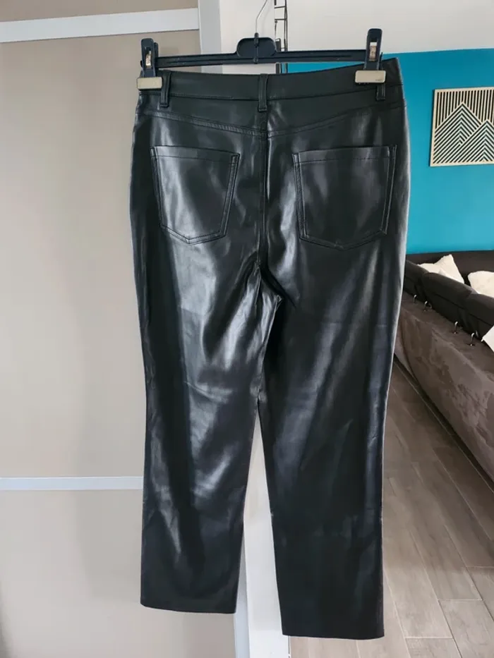 Pantalon noir simili cuir kiabi taille 40 excellent état - photo numéro 2