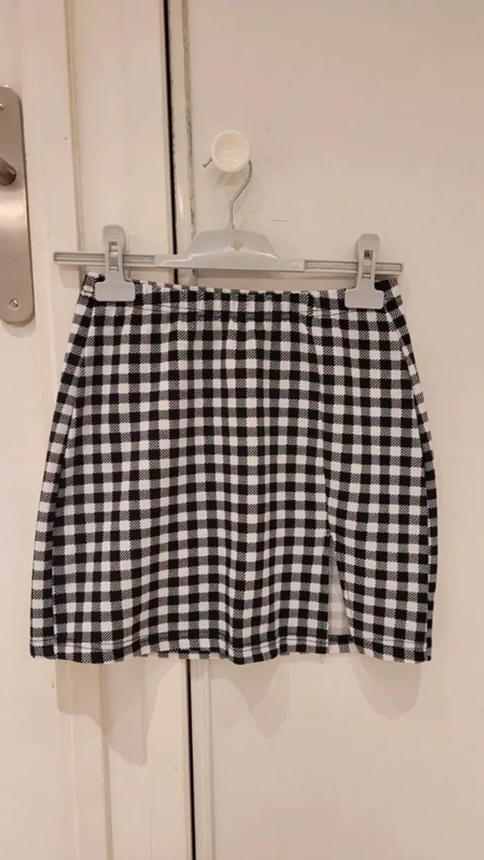 Jupe fendue motif carreaux damier noir et blanc