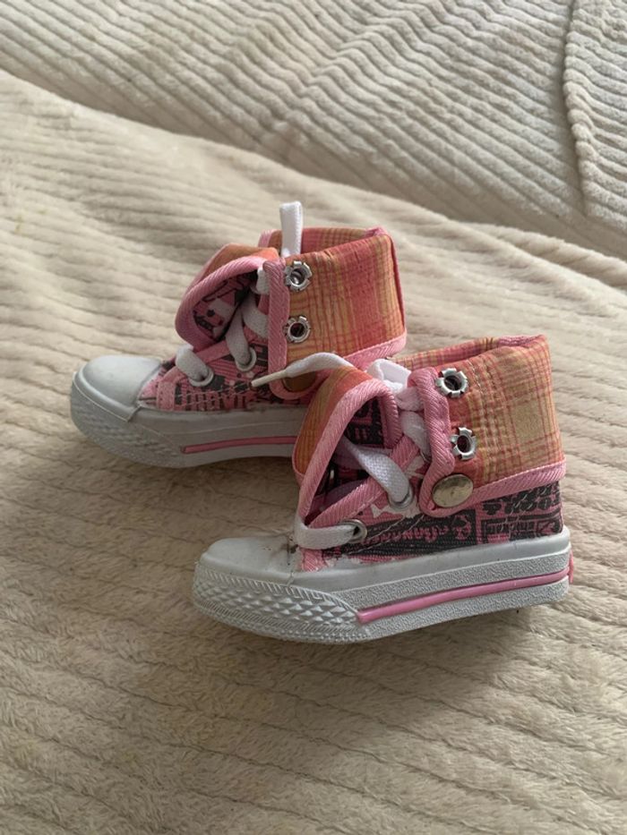 Basket rose en toile basse ou montante taille 19, bébé fille