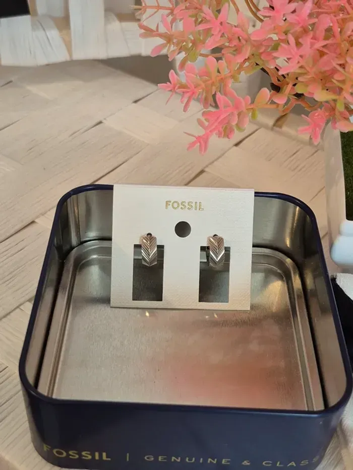 💕Jolie Boucles d'oreilles créoles femme Fossil  - Design chevrons argenté 💕 - photo numéro 6