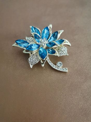 Broche femme fleur bleu turquoise