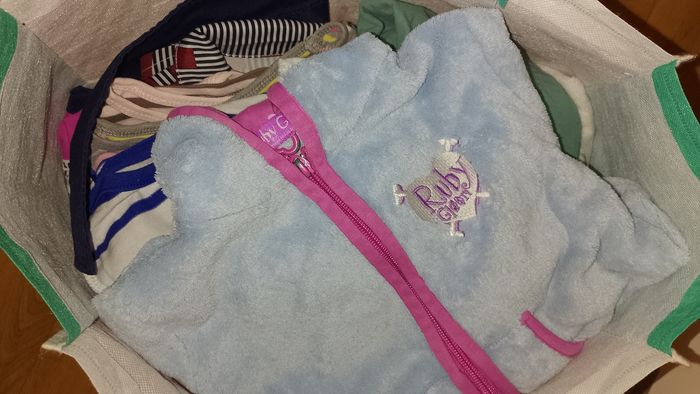 Lot de vêtements pour enfants fille 4 ans . - photo numéro 2