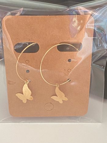 Très jolies boucles d’oreille dorées anneaux fins papillons