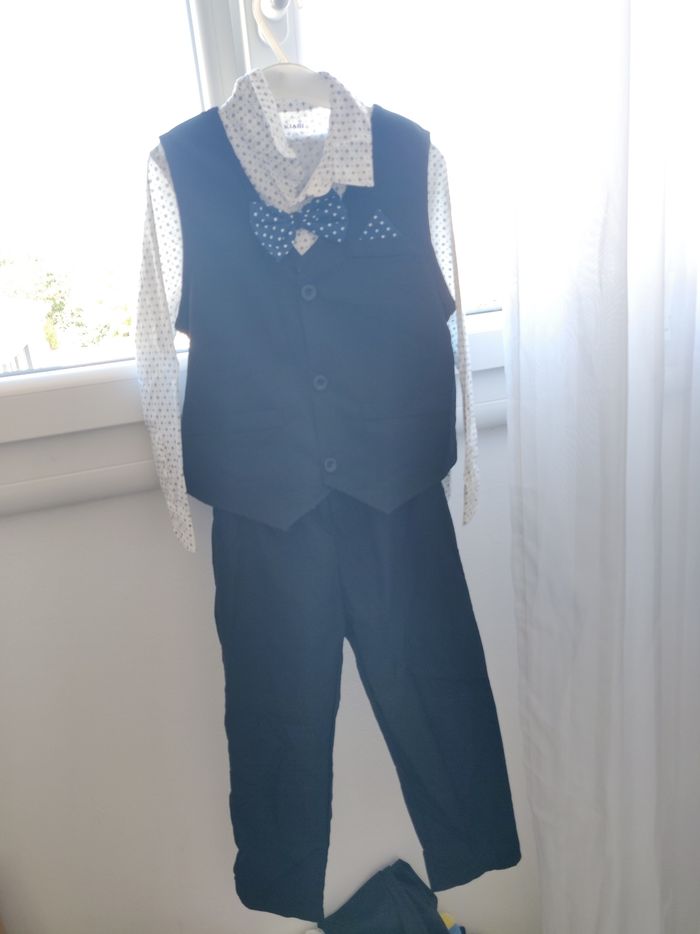 Costume noir taille 7 ans neuf avec sa chemise 6 ans - photo numéro 2