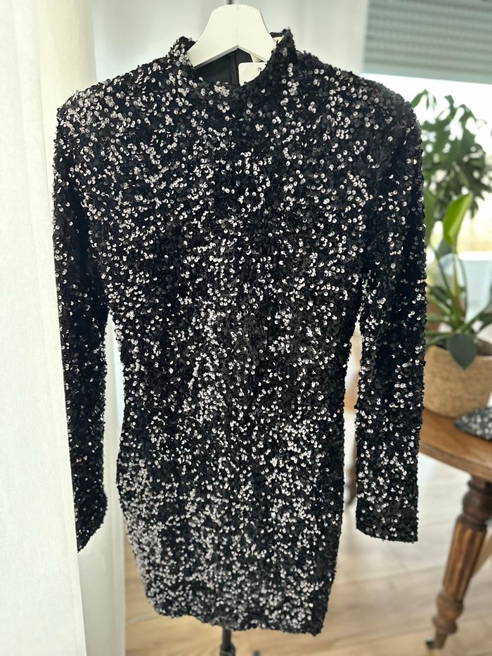 Robe courte sequins noirs pour les fêtes - photo numéro 2