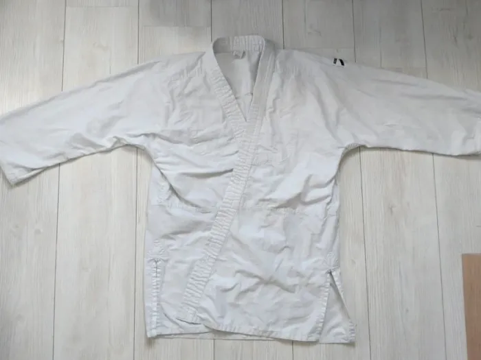 Haut de kimono judo veste arts martiaux Outshock taille 150