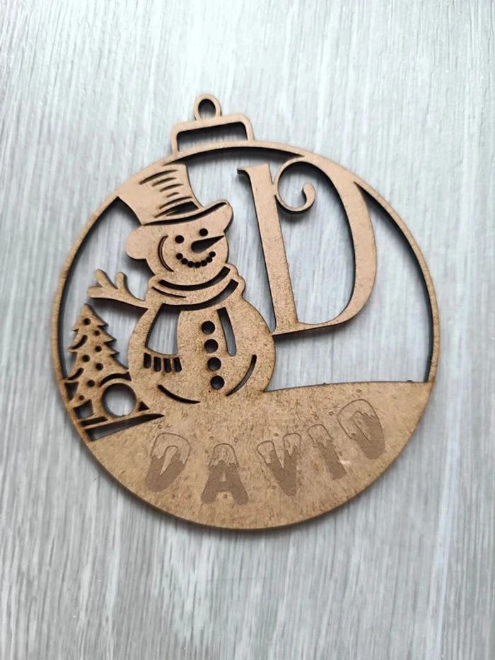 Boule de Noël en bois avec prénom et initiale - photo numéro 6