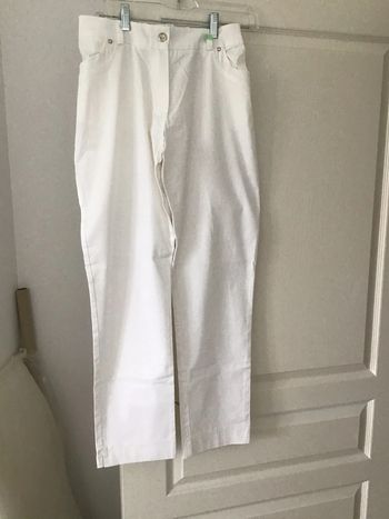 Pantalon blanc idéal pour l’été , taille petit 44 note 50  je liquide une partie du dressing