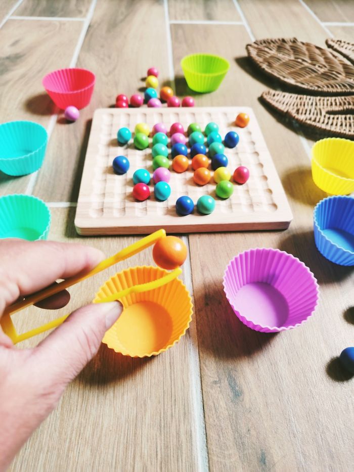 🌈Jeu de dextérité avec billes multicolores et plateau en bois Montessori - photo numéro 4
