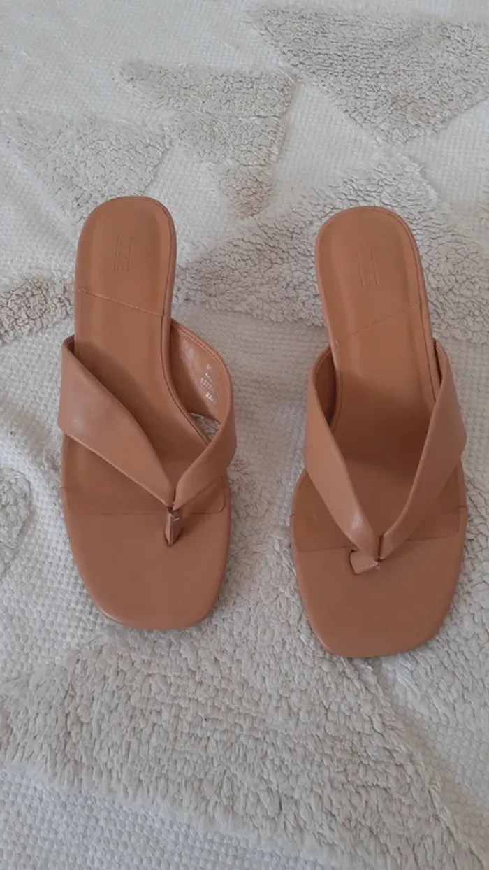 Sandales rose,nude,petit talon.