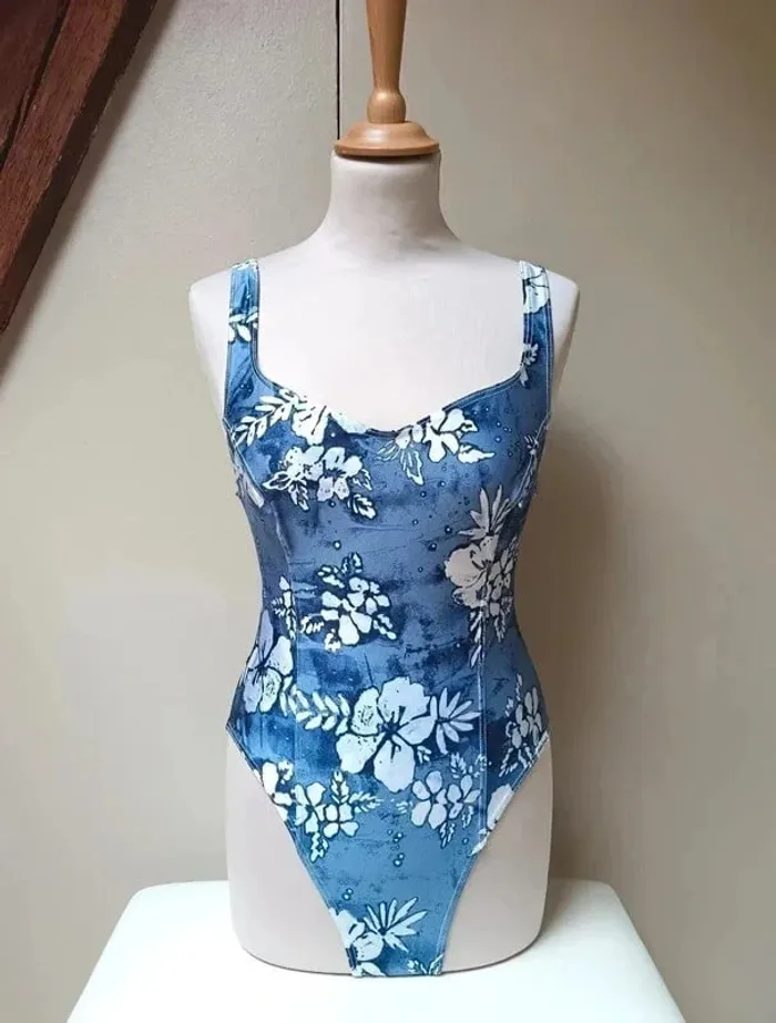 Maillot de bain une pièce bleu fleuri