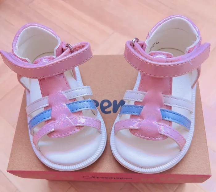 Chaussures sandales ouvertes neuves Taille 19 - photo numéro 2