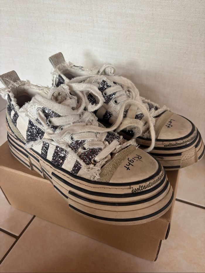 Baskets brillantes