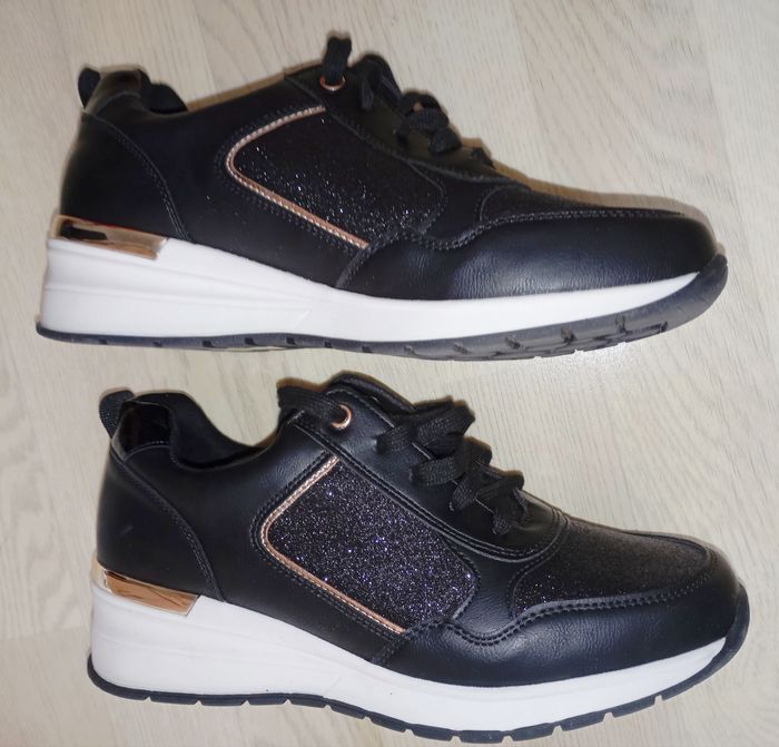 Baskets sneakers noires pailletés et dorés Gémo 
P. 42 
NEUVES - photo numéro 5