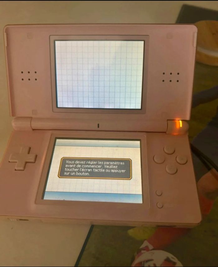Console Nintendo DS lite rose en très bon état - photo numéro 2
