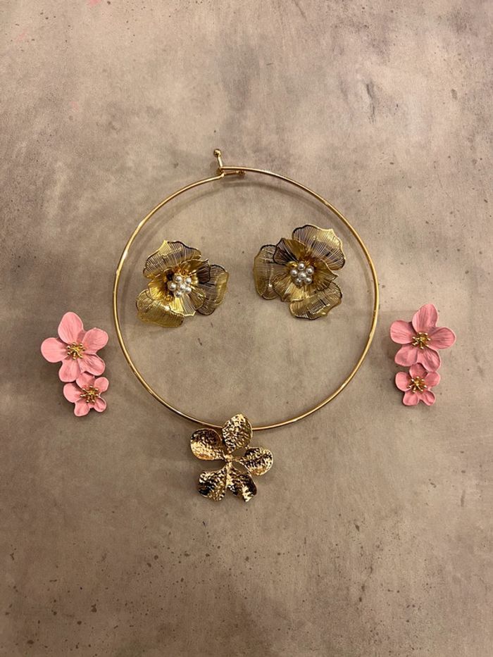 Lot boucles d’oreilles et collier fleurs