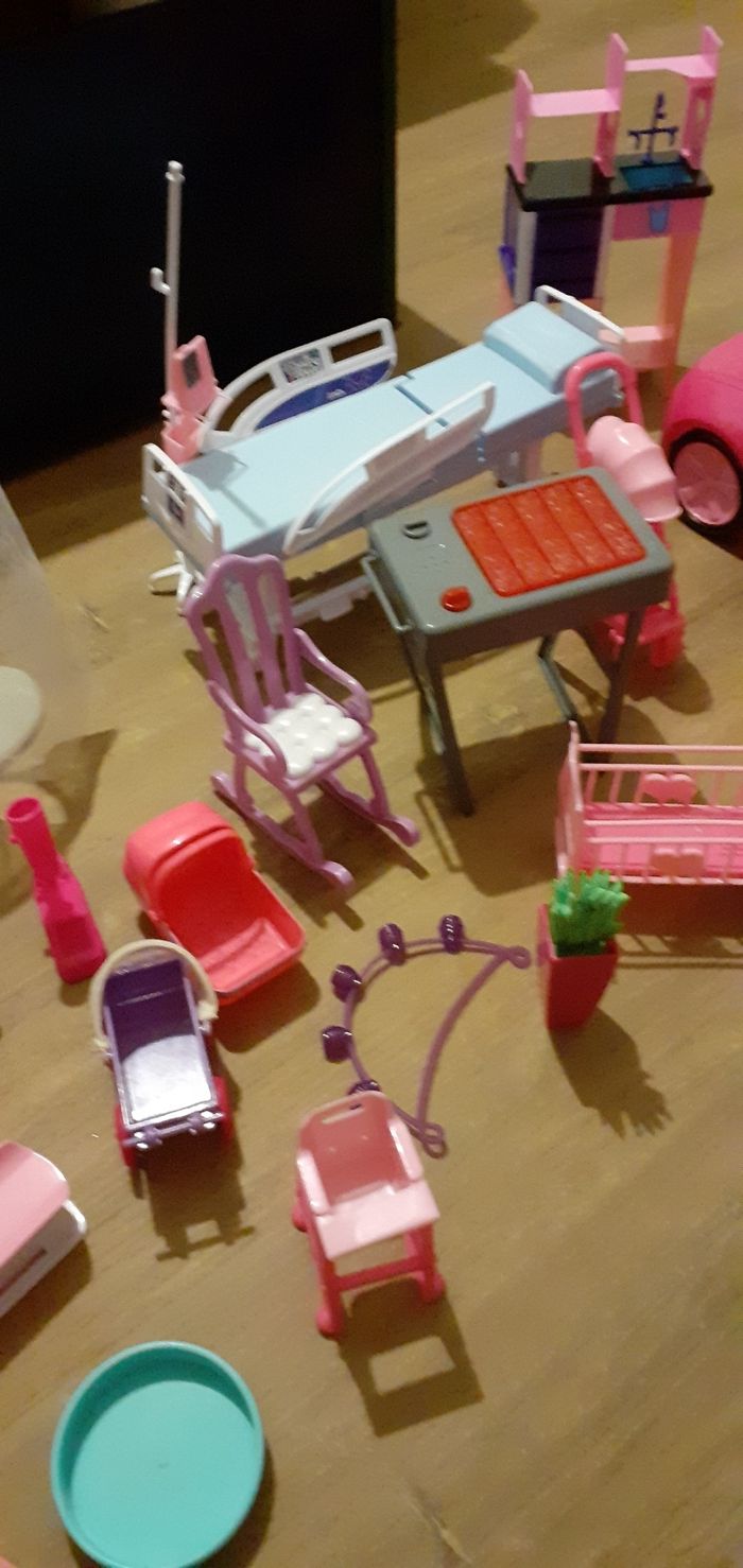 Gros lot barbies toutes les accessoires plus 25 barbies 6 Ken et bébé et ados - photo numéro 10