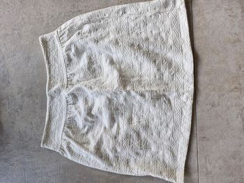 Jupe blanche à dessins géométriques