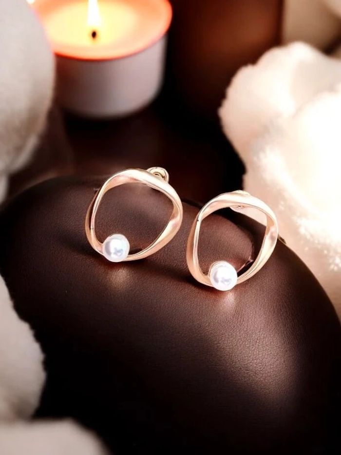 Magnifique paire de boucles d'oreilles doré et perles blanches