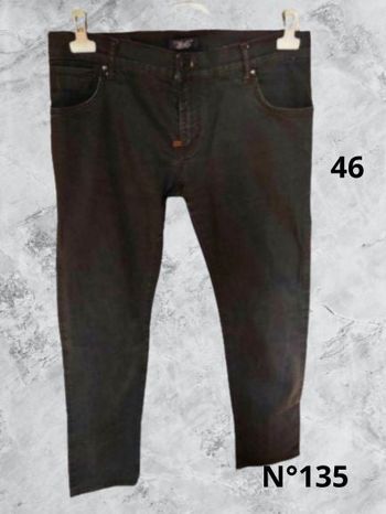 N°135 Jean noir T46.Zara. Taille haute, coupe large.