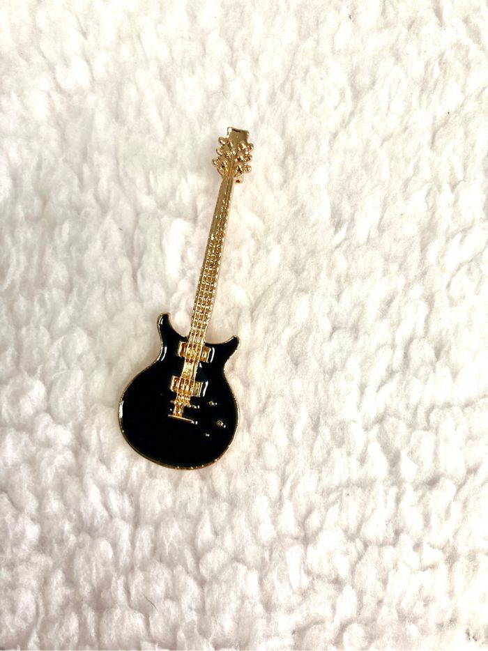 Jolie broche guitare noir