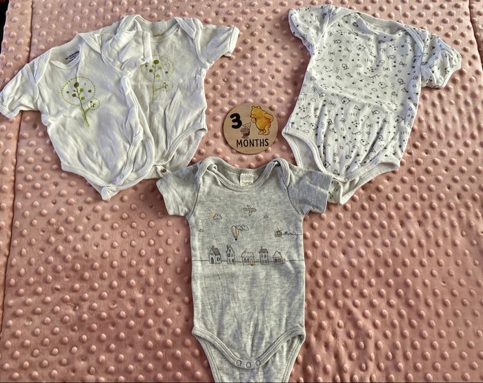 Lot de 4 bodies manches courtes taille 3 mois