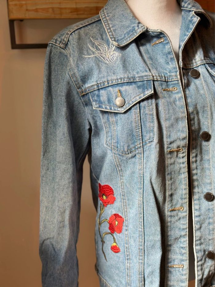 Veste en jean oversize brodée – fleurs & oiseau – taille S - photo numéro 3