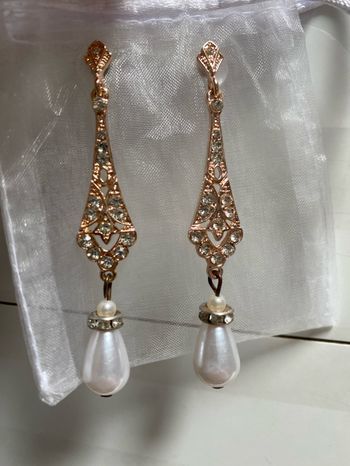 Très jolies boucles d'oreilles fantaisie rosé strass et perles
