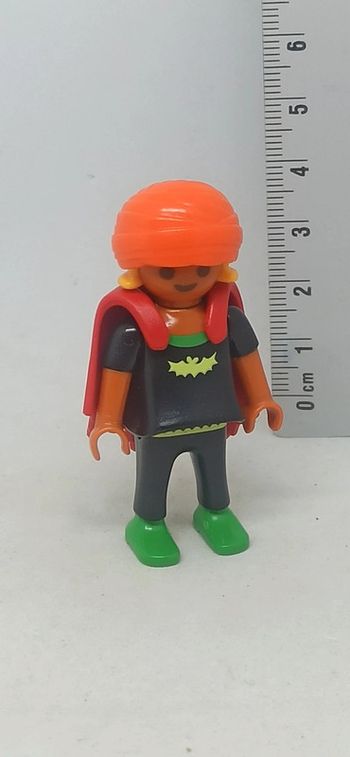 Fille enfant déguisée avec cape rouge playmobil