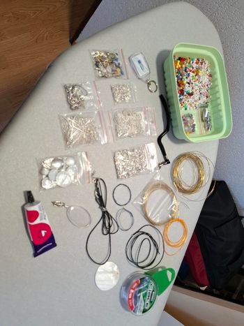 Joli lot apprêts pour fabrication bijoux + perles neuf/très bon état