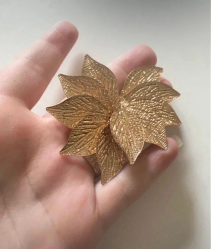 Boucles d’oreilles NEUVES pour femme forme de pétales de fleurs couleur doré - photo numéro 4