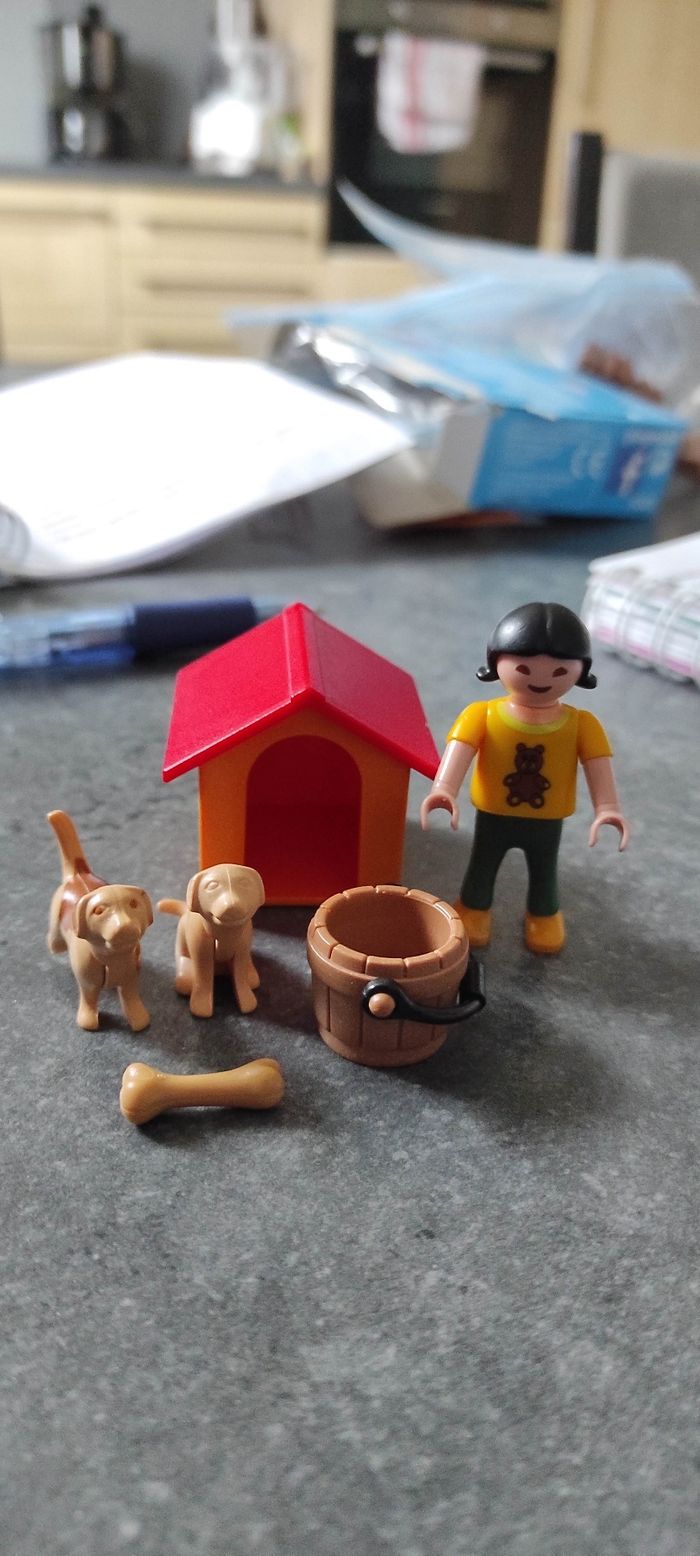 (C81) Playmobil fillette avec chiens et niche