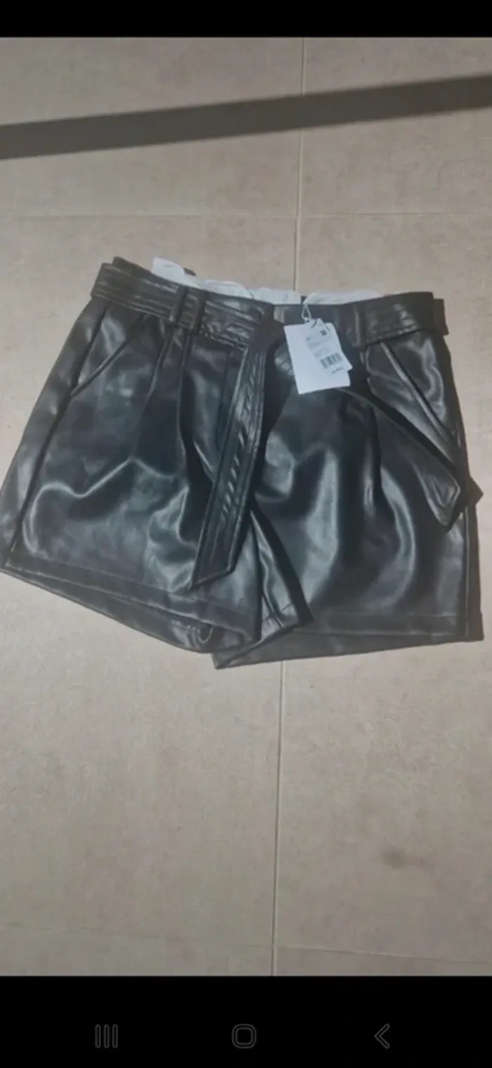 Short femme noir taille 40 neuf avec étiquette naf naf