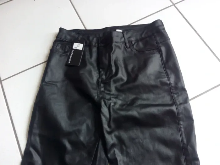 Pantalon en simili cuir noir neuf - photo numéro 3
