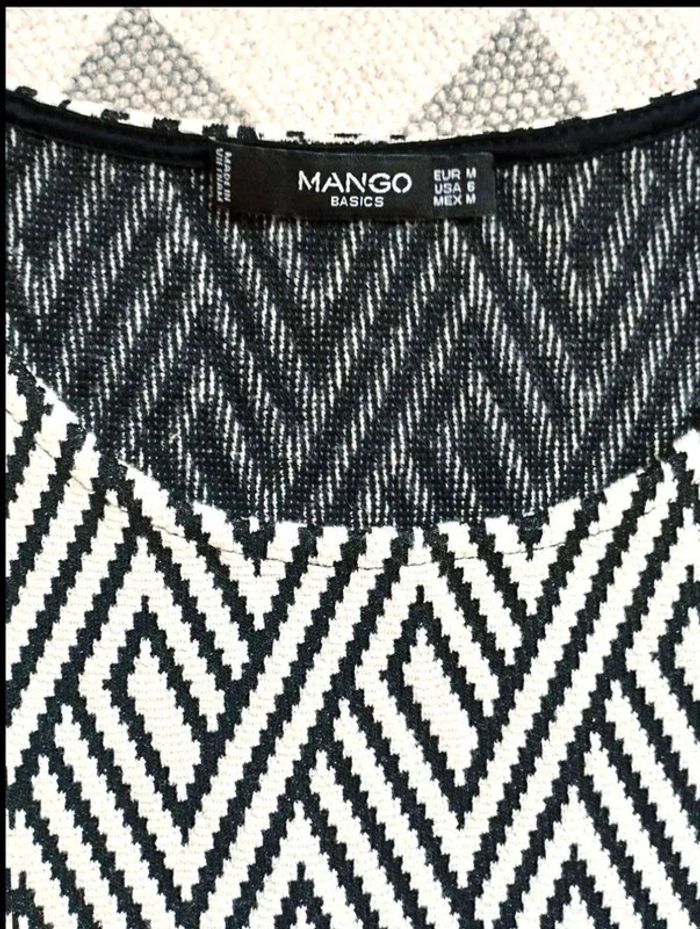 Robe  courte  moulante graphique  -  Noir écru - Mango - M- Parfait  état - photo numéro 7