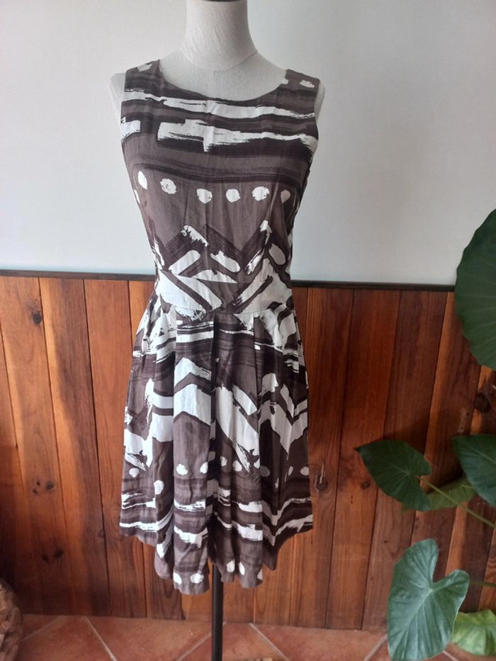 Robe marron motif blanc